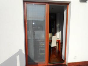 Máte moderní velká posuvná okna či dveře? Ani vy se nemusíte vzdát sítí proti hmyzu